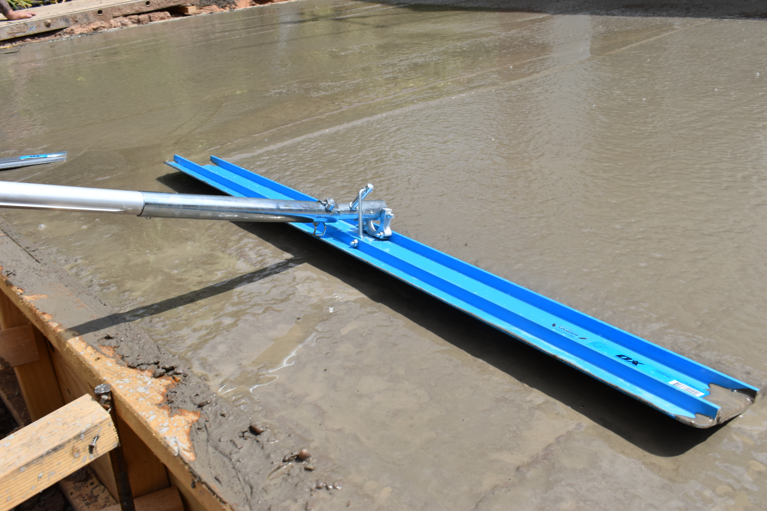 OX Pro Aluminium Bullfloat Betonverdeler 1200mm  met uitschuifbare Handgreep